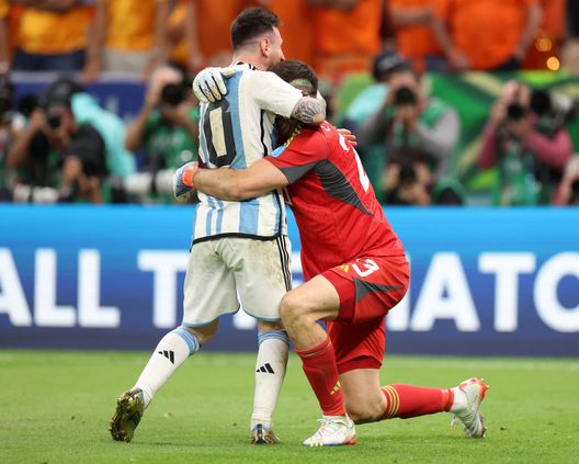(Photo by Catherine Ivill/Getty Images) Il Dibu Martinez “chiama” Messi all’Aston Villa: “Per lui mi riduco lo stipendio”- immagine 4