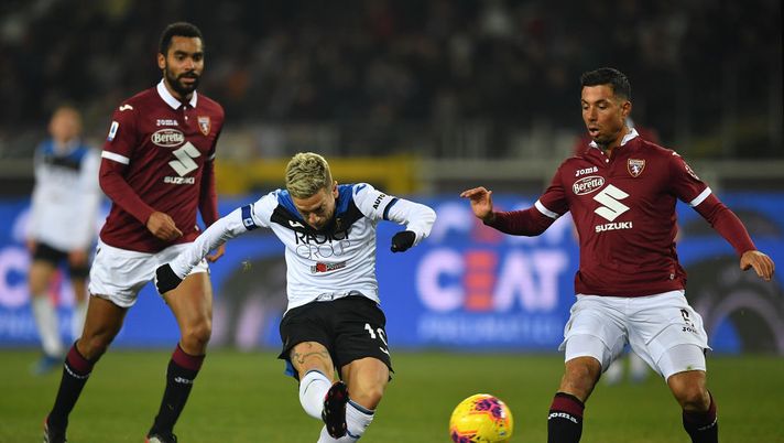 TURIN, ITALY - JANUARY 25:  Alejandro Dario Gomez (C) of Atalanta BC kicks the ball during the Serie A match between Torino FC and  Atalanta BC at Stadio Olimpico di Torino on January 25, 2020 in Turin, Italy.  (Photo by Valerio Pennicino/Getty Images) 