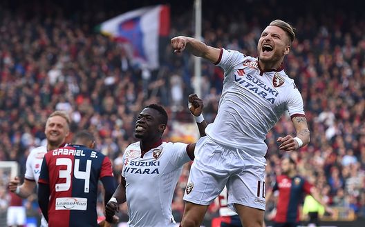 GENOA, ITALY - MARCH 13:  Ciro Immobile (R) of Torino FC celebrates after scoring the opening goal with team mates during the Serie A match between Genoa CFC and Torino FC at Stadio Luigi Ferraris on March 13, 2016 in Genoa, Italy.  (Photo by Valerio Pennicino/Getty Images) 