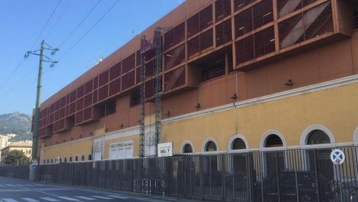 Genoa e Samp dovranno convivere con i ponteggi e la riduzione della capienza almeno fino a dicembre... Genoa e Samp dovranno convivere con i ponteggi e la riduzione della capienza almeno fino a dicembre...