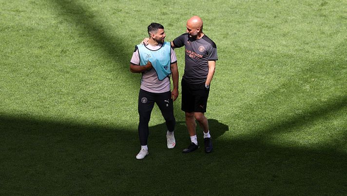 PORTO, PORTUGAL - MAY 28: Pep Guardiola, Manager of Manchester City talks to Sergio Aguero of Manchester City during the Manchester City FC Training Session ahead of the UEFA Champions League Final between Manchester City FC and Chelsea FC at Estadio do Dragao on May 28, 2021 in Porto, Portugal. (Photo by Michael Steele/Getty Images) Aguero e i chili di troppo al Manchester City: “Una volta Guardiola mi ha tenuto fuori perché ero grasso” - immagine 1