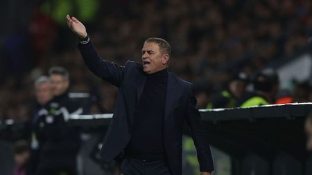 LA SPEZIA, ITALY - MARCH 11: Leonardo Semplici manager of Spezia Calcio gestures during the Serie A match between Spezia Calcio and FC Internazionale at Stadio Alberto Picco on March 11, 2023 in La Spezia, Italy. (Photo by Gabriele Maltinti/Getty Images)