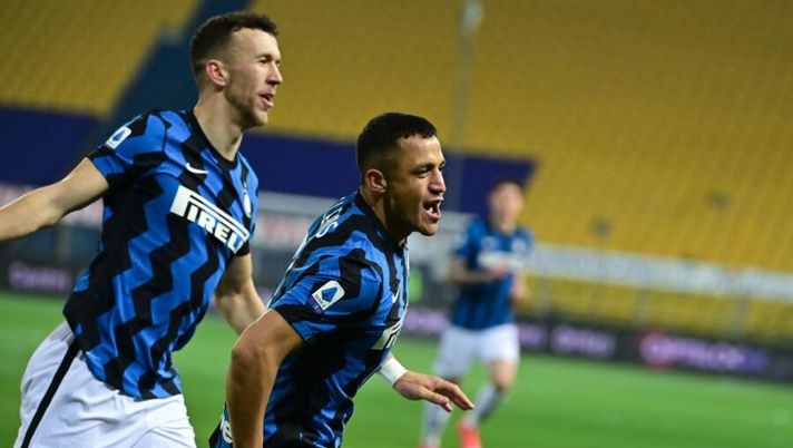 Inter Milan's Chilean forward Alexis Sanchez (R) celebrates after opening the scoring during the Italian Serie A football match Parma vs Inter Milan on March 04, 2021 at the Ennio-Tardini stadium in Parma. (Photo by MIGUEL MEDINA / AFP) (Photo by MIGUEL MEDINA/AFP via Getty Images) Inter, la Gazzetta: “La scelta su Eriksen e Sanchez, chi gioca oggi con il Torino” - immagine 1