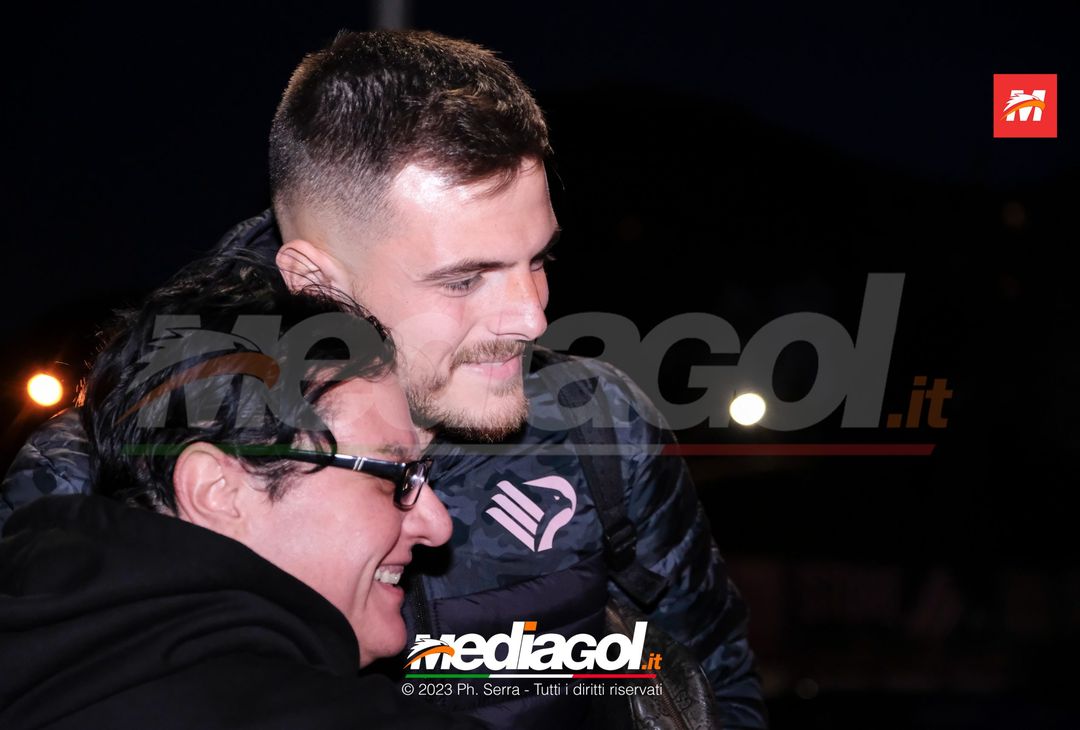 FOTO Ascoli-Palermo, i rosanero in partenza dallo stadio “Renzo Barbera” (Gallery) - immagine 19