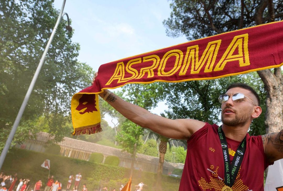 Roma, il popolo giallorosso in festa visto dal pullman della squadra – FOTO GALLERY - immagine 69