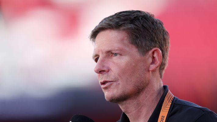 SEVILLE, SPAIN - MAY 17: Oliver Glasner, Head Coach of Eintracht Frankfurt speaks to the media during the Eintracht Frankfurt Walk around at Estadio Ramon Sanchez Pizjuan on May 17, 2022 in Seville, Spain. Eintracht Frankfurt will face Rangers FC in the UEFA Europa League final on May 18, 2022. (Photo by Maja Hitij/Getty Images) Don’t Cross the Boss – Glasner, con le Aquile di Francoforte per volare in cima all’Europa e sopra alla paura - immagine 1