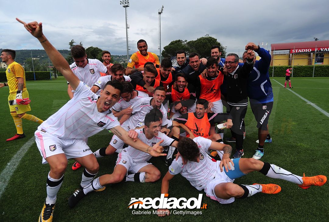  FLORENCE, ITALY - MAY 16: Players of US Citta' di Palermo U19 celebrate the victory during the SuperCoppa primavera 2 match between Novara U19 and US Citta di Palermo U19 at Centro Tecnico Federale di Coverciano on May 16, 2018 in Florence, Italy.  (Photo by Gabriele Maltinti/Getty Images) 