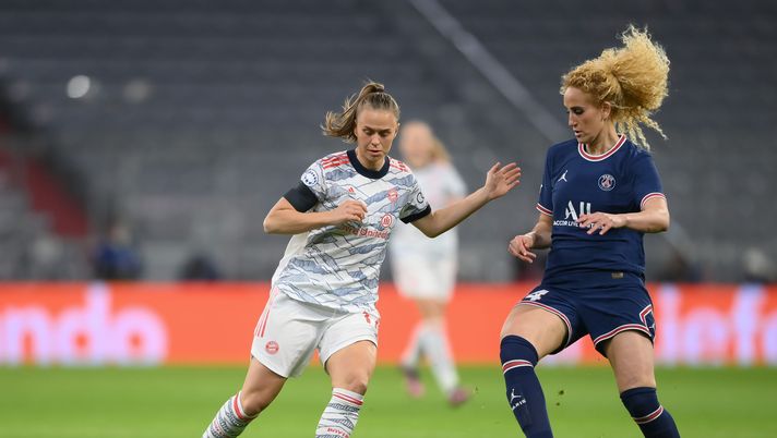 MUNICH, GERMANY - MARCH 22: Klara Buehl of FC Bayern Muenchen challenges Kheira Hamraoui of Paris Saint-Germain during the UEFA Women's Champions League quarter Final First Leg match between Bayern München and Paris Saint-Germain at Allianz Arena on March 22, 2022 in Munich, Germany. (Photo by Christian Kaspar-Bartke/Getty Images) Caso Hamraoui, le indagini a una svolta: arrestati tre uomini per l’agguato alla calciatrice del PSG - immagine 1