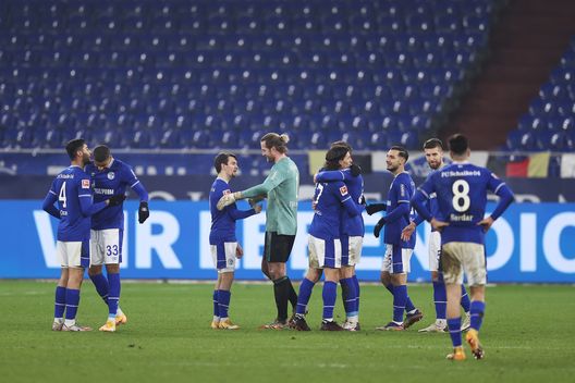 GELSENKIRCHEN, GERMANY - JANUARY 09: FC Schalke 04 players embrace following their sides victory after the Bundesliga match between FC Schalke 04 and TSG Hoffenheim at Veltins-Arena on January 09, 2021 in Gelsenkirchen, Germany. Sporting stadiums around Germany remain under strict restrictions due to the Coronavirus Pandemic as Government social distancing laws prohibit fans inside venues resulting in games being played behind closed doors. (Photo by Lars Baron/Getty Images) GELSENKIRCHEN, GERMANY - JANUARY 09: FC Schalke 04 players embrace following their sides victory after the Bundesliga match between FC Schalke 04 and TSG Hoffenheim at Veltins-Arena on January 09, 2021 in Gelsenkirchen, Germany. Sporting stadiums around Germany remain under strict restrictions due to the Coronavirus Pandemic as Government social distancing laws prohibit fans inside venues resulting in games being played behind closed doors. (Photo by Lars Baron/Getty Images)