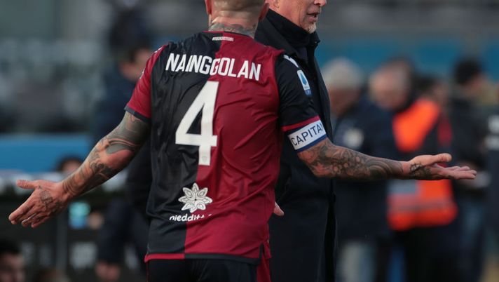 BRESCIA, ITALY - JANUARY 19: Cagliari Calcio coach Rolando Maran speaks with his player Radja Nainggolan during the Serie A match between Brescia Calcio and Cagliari Calcio at Stadio Mario Rigamonti on January 19, 2020 in Brescia, Italy. (Photo by Emilio Andreoli/Getty Images) BRESCIA, ITALY - JANUARY 19: Cagliari Calcio coach Rolando Maran speaks with his player Radja Nainggolan during the Serie A match between Brescia Calcio and Cagliari Calcio at Stadio Mario Rigamonti on January 19, 2020 in Brescia, Italy. (Photo by Emilio Andreoli/Getty Images)