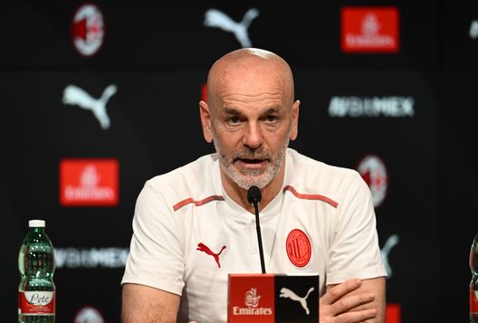 Stefano Pioli (allenatore AC Milan) durante una conferenza stampa a Milanello | Milan News (Getty Images) Stefano Pioli AC Milan conferenza stampa Milan