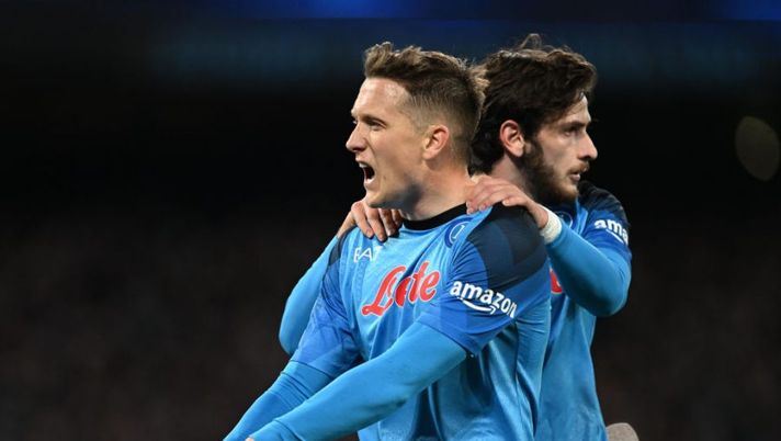 NAPLES, ITALY - MARCH 15: Piotr Zielinski of SSC Napoli celebrates with Khvicha Kvaratskhelia after scoring the team's third goal during the UEFA Champions League round of 16 leg two match between SSC Napoli and Eintracht Frankfurt at Stadio Diego Armando Maradona on March 15, 2023 in Naples, Italy. (Photo by Francesco Pecoraro/Getty Images) Ecco tutte le date per la Serie A 2023-24: dall’inizio alla fine con soste e Natale - immagine 1