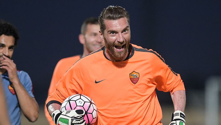 Morgan De Sanctis attends an As Roma training session at on May 19, 2016 in Al Ain, United Arab Emirates. L’ex portiere della Roma potrebbe sbarcare in Grecia, per lui un ruolo da dirigente - immagine 1