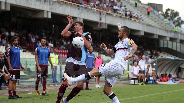 SALERNO, ITALY - AUGUST 25: Player of US Salernitana Francesco Di Tacchio vies with US Citta di Palermo player Ilija Nestorovski during the Serie B match between US Salernitana and US Citta di Palermo on August 25, 2018 in Salerno, Italy.  (Photo by Francesco Pecoraro/Getty Images)  Ternana, Di Tacchio: “Genoa? Acquisita consapevolezza. A Bari per i 3 punti” - immagine 1
