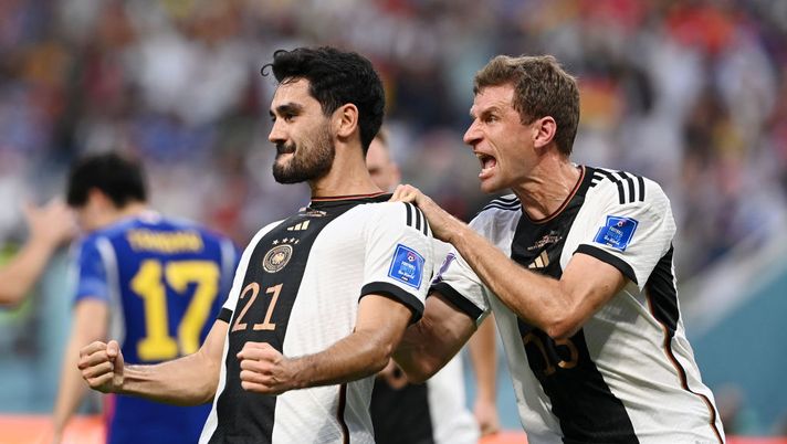 DOHA, QATAR - NOVEMBER 23: Ilkay Guendogan of Germany celebrates with Thomas Mueller after scoring their team's first goal via a penalty during the FIFA World Cup Qatar 2022 Group E match between Germany and Japan at Khalifa International Stadium on November 23, 2022 in Doha, Qatar. (Photo by Claudio Villa/Getty Images) Gruppetti, spogliatoi spaccati e vittorie: la Germania ai Mondiali dimostra che non sempre l’equazione riesce- immagine 2