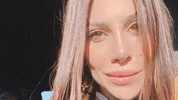 Enza De Cristofaro si gode la giornata di sole: lady D’Ambrosio tra selfie e… intruso