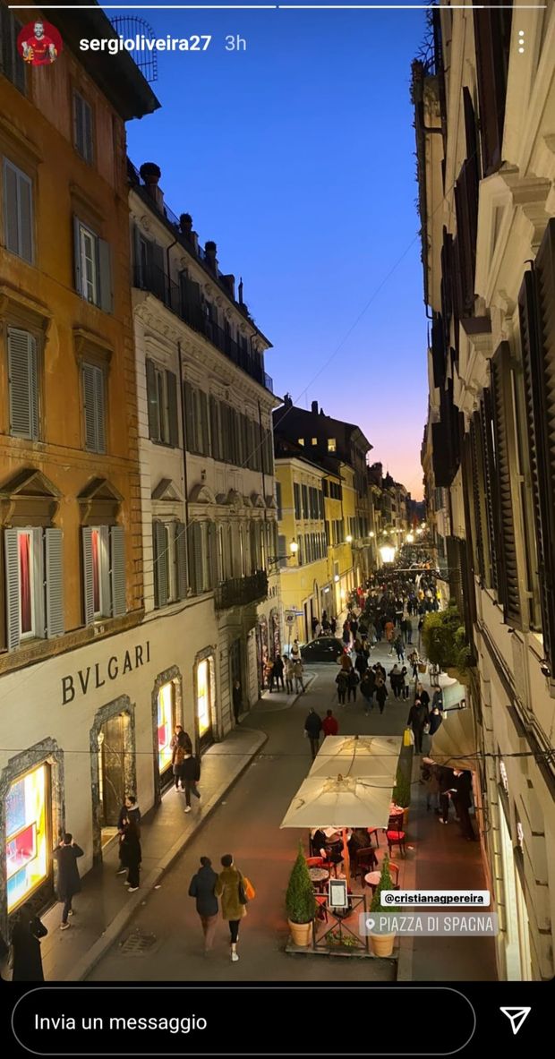 Pellegrini e Oliveira si godono il centro storico di Roma – FOTO- immagine 3