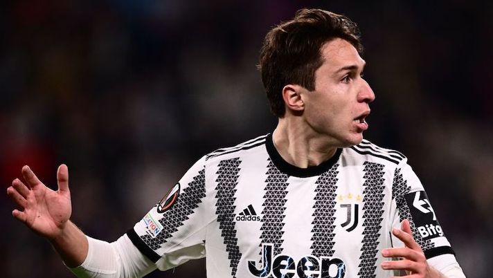Juventus' Italian forward Federico Chiesa reacts after his shot hit the post during the UEFA Europa League round of 32, first leg football match between Juventus FC and FC Nantes, on February 16, 2023 at the Juventus stadium in Turin. (Photo by Marco BERTORELLO / AFP) (Photo by MARCO BERTORELLO/AFP via Getty Images) Gazzetta: “Chiesa, ci sono Liverpool e Newcastle: la Juve fissa il prezzo” - immagine 1