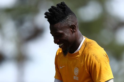 COMO, ITALY - AUGUST 14: Andre Onana of FC Internazionale smiles during a training session at Appiano Gentile on August 14, 2022 in Como, Italy. (Photo by FC Internazionale/Inter via Getty Images) Altobelli: “Handanovic, troppe critiche. Gara sbagliata per cambiare portiere. Se Onana…”- immagine 2