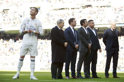 MADRID, SPAIN - JANUARY 07: Cristiano Ronaldo (L) of Real Madrid CF waits for his golden ball ahead Raymond Kopa (2ndL), Michael Owen (3dL), Luis Figo (3dR), Ronaldo Nazario (2ndR) and head coach Zinedine Zidane (R) prior to start the La Liga match between Real Madrid CF and Granada CF at Estadio Santiago Bernabeu on January 7, 2017 in Madrid, Spain. (Photo by Gonzalo Arroyo Moreno/Getty Images) Finale Champions, ospite d’eccezione a Parigi: Zidane allo Stade de France fra passato e futuro- immagine 2