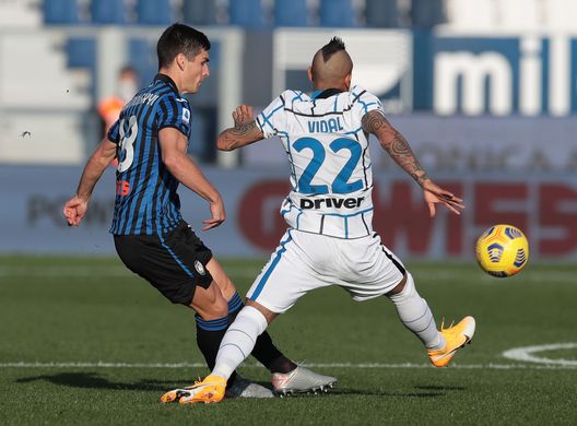 BERGAMO, ITALY - NOVEMBER 08: Ruslan Malinovskyi of Atalanta BC is challenged by Arturo Vidal of FC Internazionale during the Serie A match between Atalanta BC and FC Internazionale at Gewiss Stadium on November 8, 2020 in Bergamo, Italy. (Photo by Emilio Andreoli/Getty Images) Malinovskyi, l’addio è confermato dalla moglie: “Bergamo era casa nostra, è un vero peccato…” - immagine 1