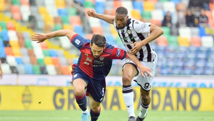 UDINE, ITALY - APRIL 03: Goldaniga of Cagliari Calcio competes for the ball with Beto of Udinese Calcio during the Serie A match between Udinese Calcio and Cagliari Calcio at Dacia Arena on April 03, 2022 in Udine, Italy. (Photo by Getty Images) Voti fantacalcio: Beto show! Super Insigne, flop Musso, si salva Muriel, che Molina - immagine 1