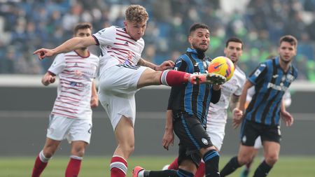 BERGAMO, ITALY - FEBRUARY 06: Matteo Lovato of Cagliari Calcio is challenged by Jose Palomino of Atalanta BC during the Serie A match between Atalanta BC and Cagliari Calcio at Gewiss Stadium on February 06, 2022 in Bergamo, Italy. (Photo by Emilio Andreoli/Getty Images)