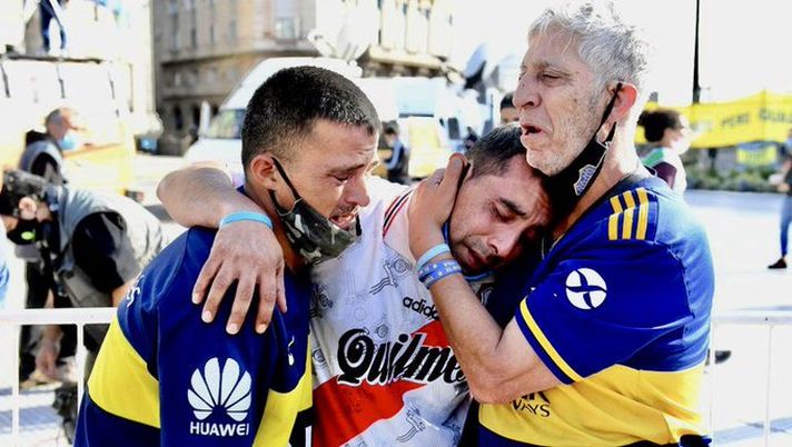 Questa foto è per chi pensa che il calcio è fatto solo da 22 immaturi che corrono dietro a un pallone... Questa foto è per chi pensa che il calcio è fatto solo da 22 immaturi che corrono dietro a un pallone...