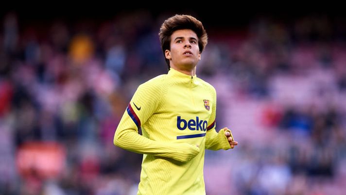 BARCELONA, SPAIN - MARCH 07: Riqui Puig of FC Barcelona warms up prior to the Liga match between FC Barcelona and Real Sociedad at Camp Nou on March 07, 2020 in Barcelona, Spain. (Photo by Alex Caparros/Getty Images) Riqui Puig: “Il Milan mi voleva, ti raddoppiano lo stipendio ma poi sei lì solo” - immagine 1