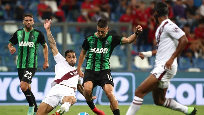 REGGIO NELL'EMILIA, ITALY - SEPTEMBER 17: Sasa Lukic (C) of Torino FC scores a disallowed goal during the Serie A match between US Sassuolo and Torino FC at Mapei Stadium - Citta' del Tricolore on September 17, 2021 in Reggio nell'Emilia, Italy. (Photo by Marco Luzzani/Getty Images)
