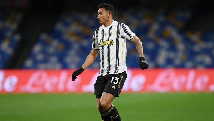 NAPLES, ITALY - FEBRUARY 13: Danilo Luiz da Silva of Juventus during the Serie A match between SSC Napoli and Juventus at Stadio Diego Armando Maradona on February 13, 2021 in Naples, Italy. (Photo by Francesco Pecoraro/Getty Images) Danilo avverte il Bologna: “Vogliamo riportare la Juve in alto” - immagine 1