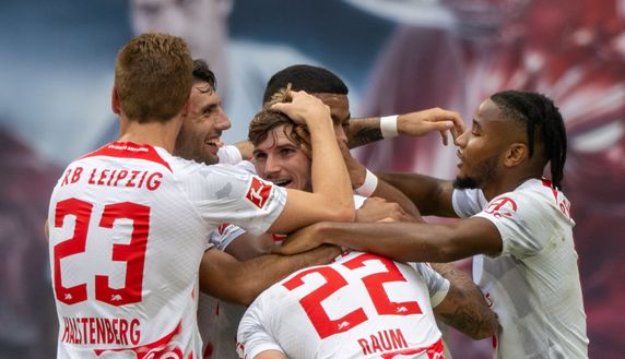 13 August 2022, Saxony, Leipzig: Soccer: Bundesliga, RB Leipzig - 1. FC Köln, Matchday 2, Red Bull Arena. Leipzig's Timo Werner (center) has just scored to make it 1:0. Photo: Hendrik Schmidt/dpa - IMPORTANT NOTE: In accordance with the requirements of the DFL Deutsche Fußball Liga and the DFB Deutscher Fußball-Bund, it is prohibited to use or have used photographs taken in the stadium and/or of the match in the form of sequence pictures and/or video-like photo series. (Photo by Hendrik Schmidt/picture alliance via Getty Images) Timo Werner, bentornato a casa: esordio e gol con il Lipsia dopo 36′ - immagine 1