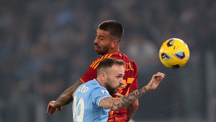 ROME, ITALY - NOVEMBER 12: Manuel Lazzari of SS Lazio and Leonardo Spinazzola of AS Roma battle for a header during the Serie A TIM match between SS Lazio and AS Roma at Stadio Olimpico on November 12, 2023 in Rome, Italy. (Photo by Paolo Bruno/Getty Images) Il Parlamento chiude prima per il derby: salta il dibattito sulle armi in Ucraina - immagine 1