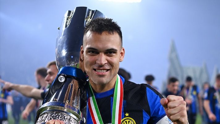 RIYADH, SAUDI ARABIA - JANUARY 22: Lautaro Martinez of FC Internazionale poses with the trophy at the end of the Italian EA Sports FC Supercup Final match between SSC Napoli and FC Internazionale at Al-Awwal Stadium on January 22, 2024 in Riyadh, Saudi Arabia. (Photo by Mattia Ozbot - Inter/Inter via Getty Images) Agente Lautaro: “Le idee sono vicine ma l’accordo con l’Inter a oggi ancora non c’è: il rinnovo…” - immagine 1