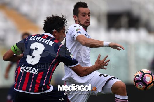 PESCARA, ITALY - SEPTEMBER 18: Claiton Machado dos Santos (L) of Crotone and Ilija Nestorovski of Palermo compete for the ball during the Serie A match between FC Crotone and US Citta di Palermo at Adriatico Stadium on September 18, 2016 in Pescara, Italy.  (Photo by Tullio M. Puglia/Getty Images) 