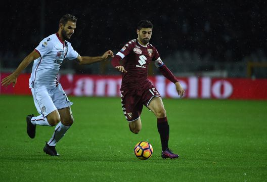  TURIN, ITALY - NOVEMBER 06: (L-R) Panagiotis Tachtsidis of Cagliari Calcio competes for the ball with Marco Benassi of FC Torino during the Serie A match between FC Torino and Cagliari Calcio at Stadio Olimpico di Torino on November 5, 2016 in Turin, Italy. (Photo by Pier Marco Tacca/Getty Images) 