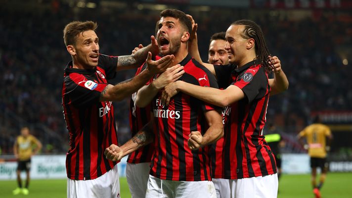 MILAN, ITALY - APRIL 02:  Patrick Cutrone (C) of AC Milan celebrates his team-mates goal during the Serie A match between AC Milan and Udinese at Stadio Giuseppe Meazza on April 2, 2019 in Milan, Italy.  (Photo by Marco Luzzani/Getty Images) 