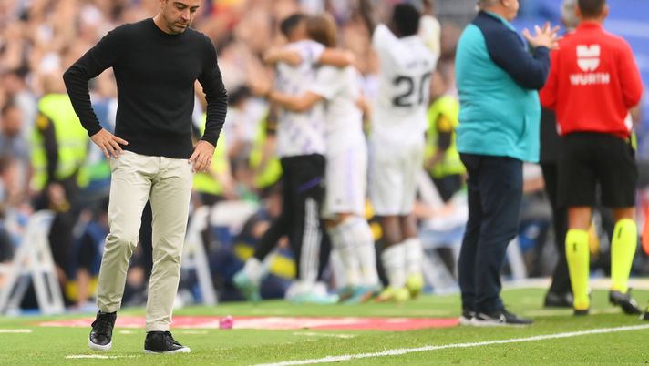 MADRID, SPAIN - OCTOBER 16: Xavi, Head Coach of FC Barcelona reacts after Rodrygo of Real Madrid (not pictured) scored their sides third goal during the LaLiga Santander match between Real Madrid CF and FC Barcelona at Estadio Santiago Bernabeu on October 16, 2022 in Madrid, Spain. (Photo by David Ramos/Getty Images) Solito Clasico, solite polemiche: il Real si lamenta dell’arbitro, ci sono precedenti poco confortanti… - immagine 1