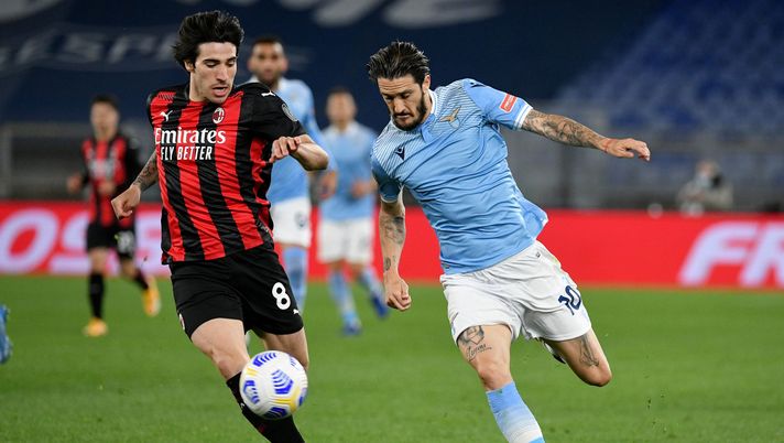 ROME, ITALY - APRIL 26: Luis Alberto of SS Lazio compete for the ball with Sandro Tonalii of AC Milan during the Serie A match between SS Lazio and AC Milan at Stadio Olimpico on April 26, 2021 in Rome, Italy. (Photo by Marco Rosi - SS Lazio/Getty Images) 