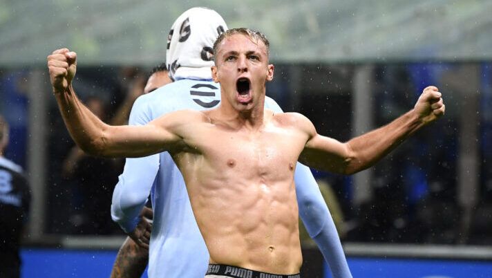 MILAN, ITALY - SEPTEMBER 16: Davide Frattesi of FC Internazionale celebrates after scoring the fifth goal during the Serie A TIM match between FC Internazionale and AC Milan at Stadio Giuseppe Meazza on September 16, 2023 in Milan, Italy. (Photo by Mattia Pistoia - Inter/Inter via Getty Images) Cinque giocatori da schierare al Mantra: i consigli per la quinta giornata - immagine 1