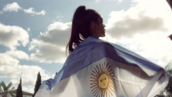 Avvolta dalla bandiera dell’Argentina, Lady Ocampos è irresistibile
