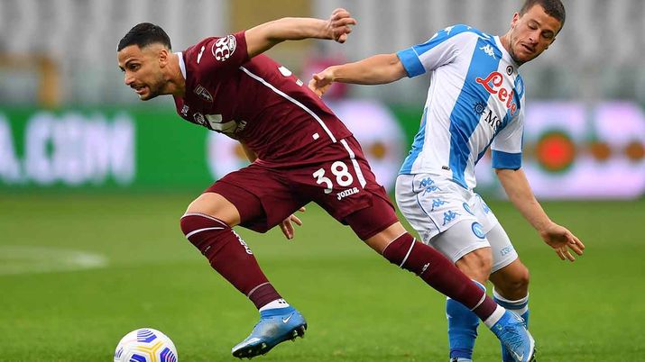 TURIN, ITALY - APRIL 26: Rolando Mandragora of Torino FC is tackled by Diego Demme of SSC Napoli during the Serie A match between Torino FC and SSC Napoli at Stadio Olimpico di Torino on April 26, 2021 in Turin, Italy. Sporting stadiums around Italy remain under strict restrictions due to the Coronavirus Pandemic as Government social distancing laws prohibit fans inside venues resulting in games being played behind closed doors. (Photo by Valerio Pennicino/Getty Images) Napoli-Torino: probabili formazioni, news e dove vederla in tv o streaming - immagine 1
