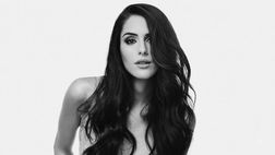 Valentina Vignali presenta il suo ultimo shooting: bikini e sfondo paradisiaco
