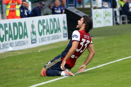 CAGLIARI, ITALY - OCTOBER 25: Riccardo Sottil of Cagliari celebrates his goal 3-2 during the Serie A match between Cagliari Calcio and FC Crotone at Sardegna Arena on October 25, 2020 in Cagliari, Italy. (Photo by Enrico Locci/Getty Images) CAGLIARI, ITALY - OCTOBER 25: Riccardo Sottil of Cagliari celebrates his goal 3-2 during the Serie A match between Cagliari Calcio and FC Crotone at Sardegna Arena on October 25, 2020 in Cagliari, Italy. (Photo by Enrico Locci/Getty Images)
