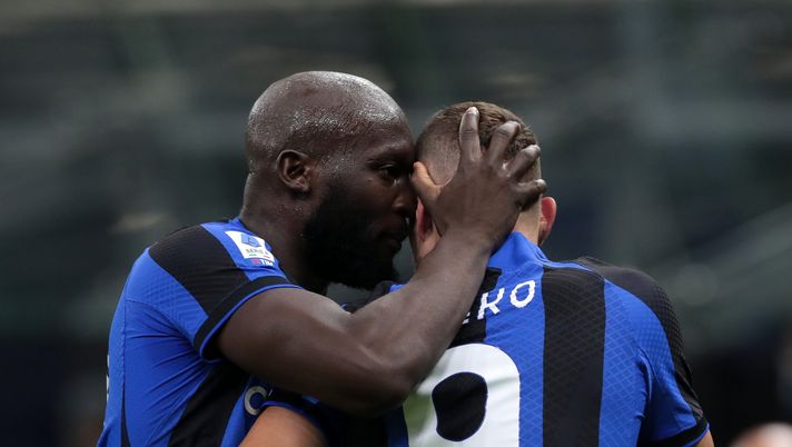 MILAN, ITALY - JANUARY 04: Edin Dzeko of FC Internazionale celebrates with Romelu Lukaku after scoring their team's first goal during the Serie A match between FC Internazionale and SSC Napoli at Stadio Giuseppe Meazza on January 04, 2023 in Milan, Italy. (Photo by Emilio Andreoli - Inter/Inter via Getty Images) Raspadori spreca sulla mattonella di Kvara: fa discutere la scelta di Spalletti - immagine 1