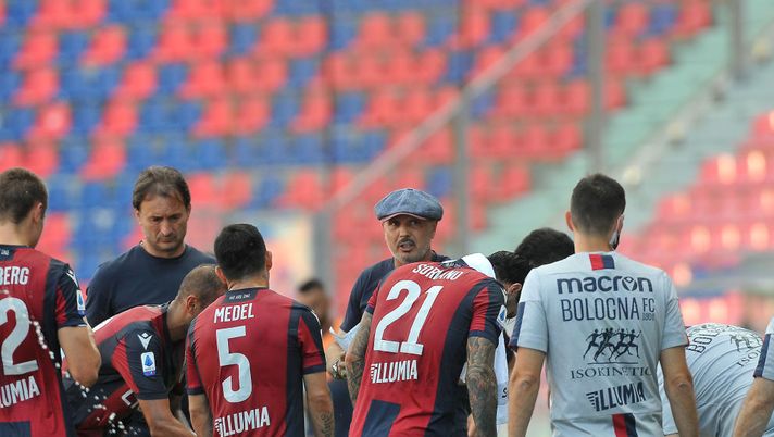 BOLOGNA, ITALY - JULY 26: Sinisa MIhajlovic head coach of Bologna FC talks to his players during the cooling break during the Serie A match between Bologna FC and US Lecce at Stadio Renato Dall'Ara on July 26, 2020 in Bologna, Italy. (Photo by Mario Carlini / Iguana Press/Getty Images) BOLOGNA, ITALY - JULY 26: Sinisa MIhajlovic head coach of Bologna FC talks to his players during the cooling break during the Serie A match between Bologna FC and US Lecce at Stadio Renato Dall'Ara on July 26, 2020 in Bologna, Italy. (Photo by Mario Carlini / Iguana Press/Getty Images)