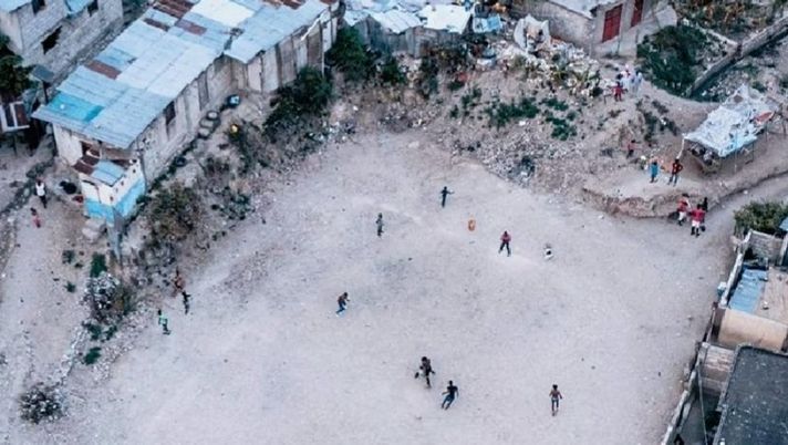 Haiti, uno squarcio fra le macerie: povertà e distruzione, ma il pallone c’è sempre… 