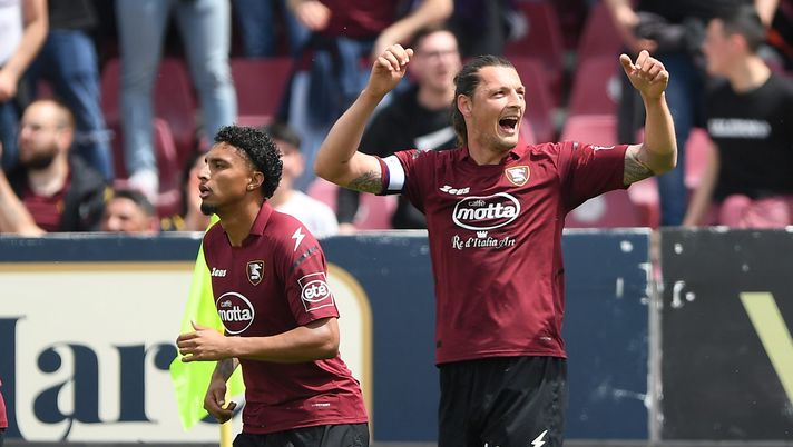 SALERNO, ITALY - APRIL 24: Milan Djuric of US Salernitana celebrates after scoring the 1-0 goal during the Serie A match between US Salernitana and ACF Fiorentina at Stadio Arechi on April 24, 2022 in Salerno, Italy. (Photo by Francesco Pecoraro/Getty Images) Djuric, la Salernitana tentenna: ACF osserva con interesse - immagine 1
