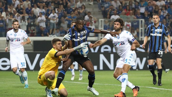 BERGAMO, ITALY - MAY 21: Duvan Zapata (C) of Atalanta BC competes for the ball with Guglielmo Vicario (L) and Sebastiano Luperto (R) of Empoli Calcio during the Serie A match between Atalanta BC and Empoli FC at Gewiss Stadium on May 21, 2022 in Bergamo, Italy. (Photo by Marco Luzzani/Getty Images) Mercato attaccanti, scatto Zapata: c’è la formula, superati altri due candidati - immagine 1