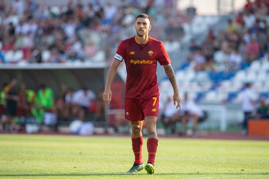 ALBUFEIRA, PORTUGAL - JULY 16: Lorenzo Pellegrini of AS Roma during the friendly match between Portimonense SC and AS Roma at Estadio Municipal de Albufeira on July 16, 2022 in Albufeira, Portugal. (Photo by Fabio Rossi/AS Roma via Getty Images) Roma, Totti e Mourinho avevano ragione: Pellegrini vale davvero per tre- immagine 4